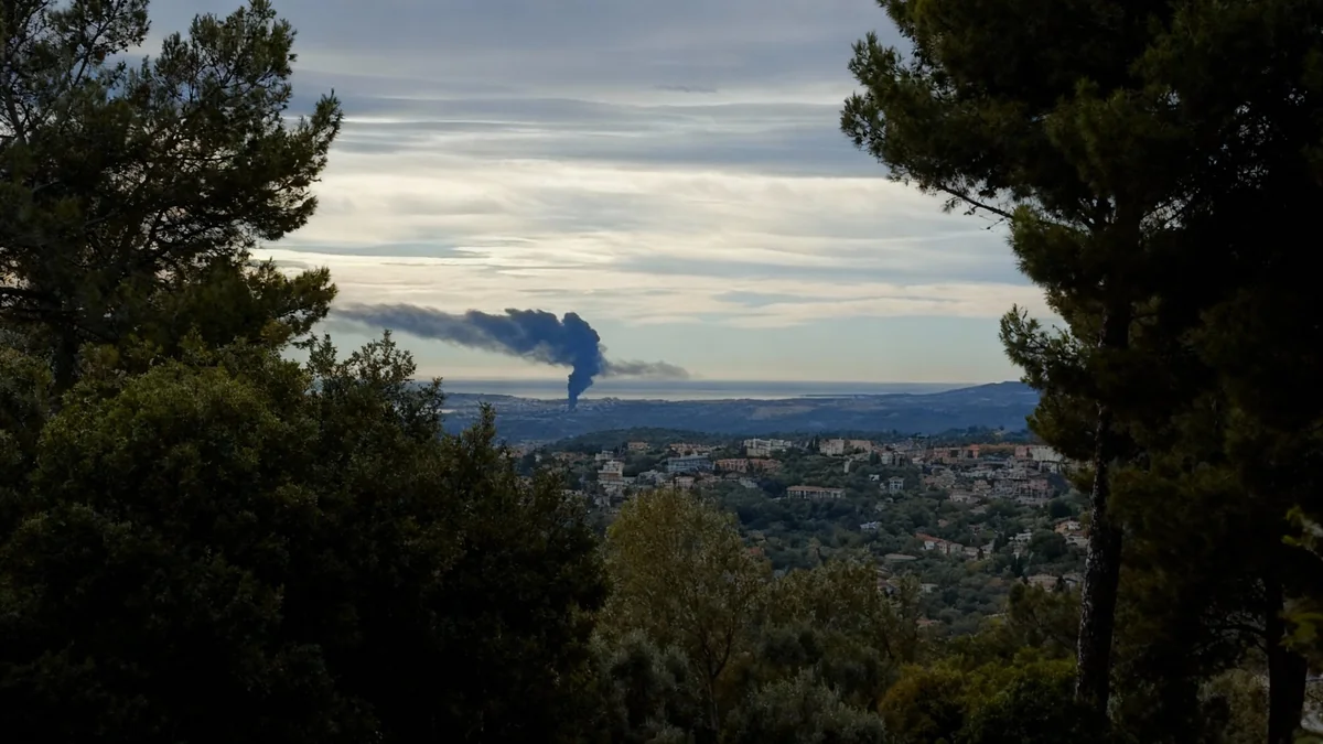 Incendie sur l'A8 : un camion en feu paralyse le trafic près d'Antibes