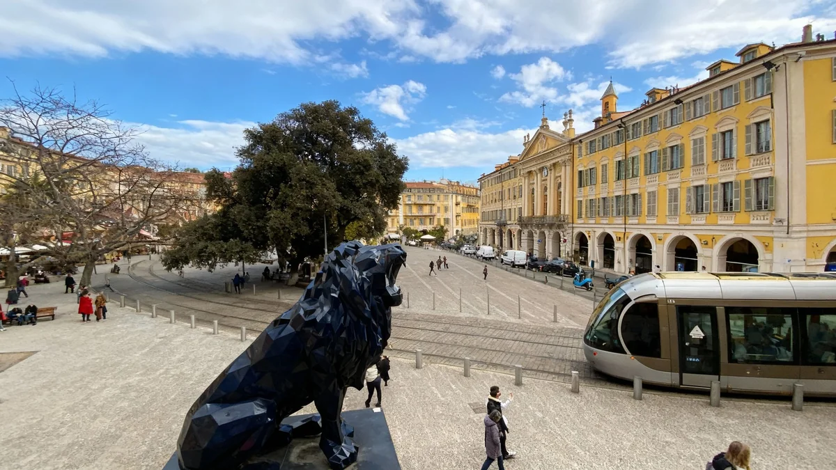 Nice : Le lion d'Orlinski quitte la place Garibaldi sur fond de polémique