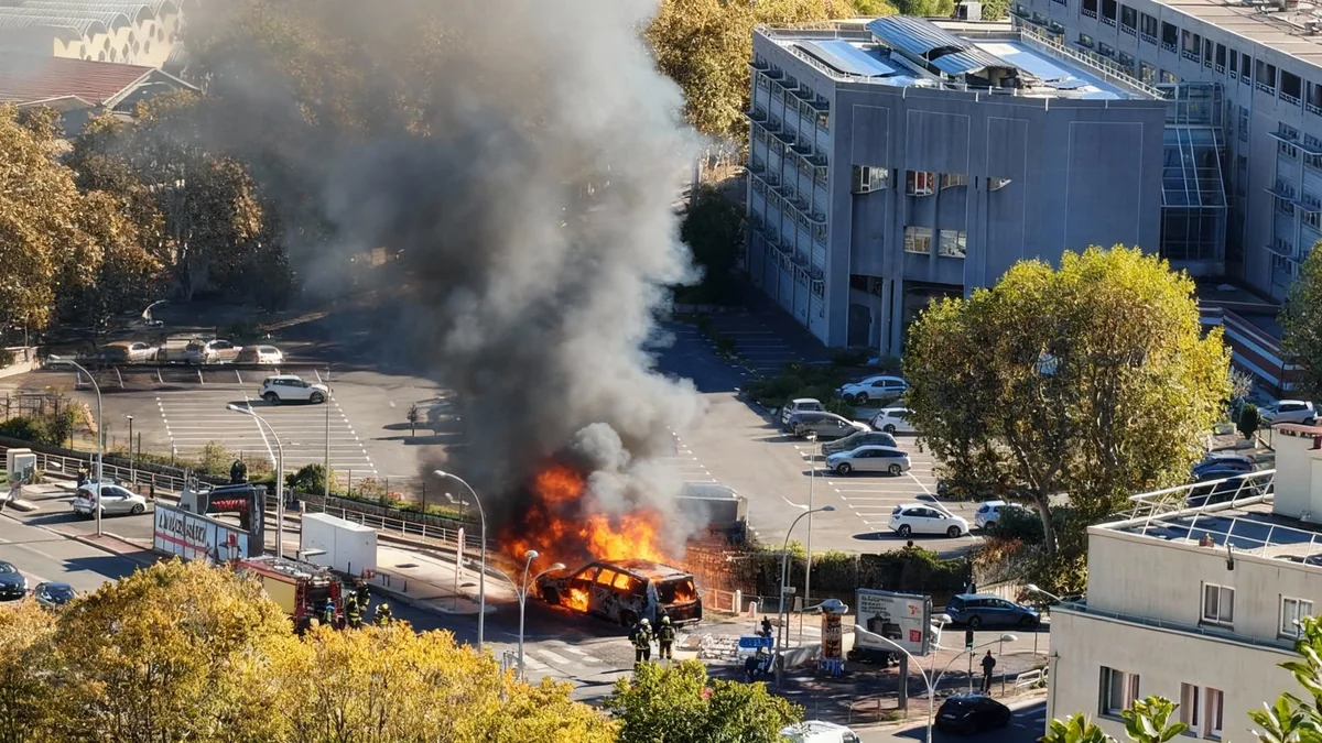 Un véhicule en feu sur un pont à Nice, un panache de fumée visible de loin