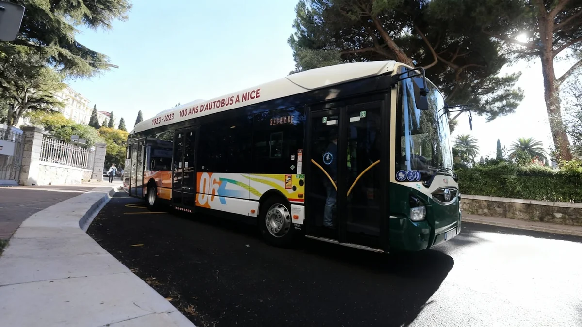 Nice Célèbre 100 Ans de Transports Publics avec un Bus Historique